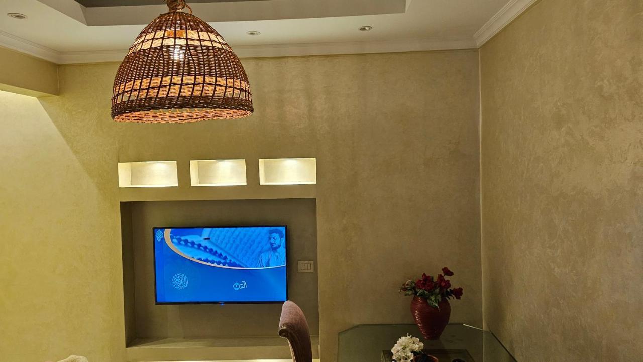 Simple Sea View - Families Only Apartment
