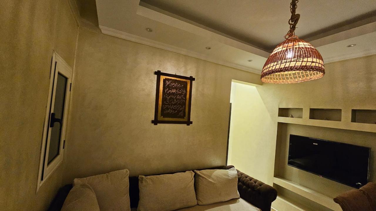 Simple Sea View - Families Only Apartment