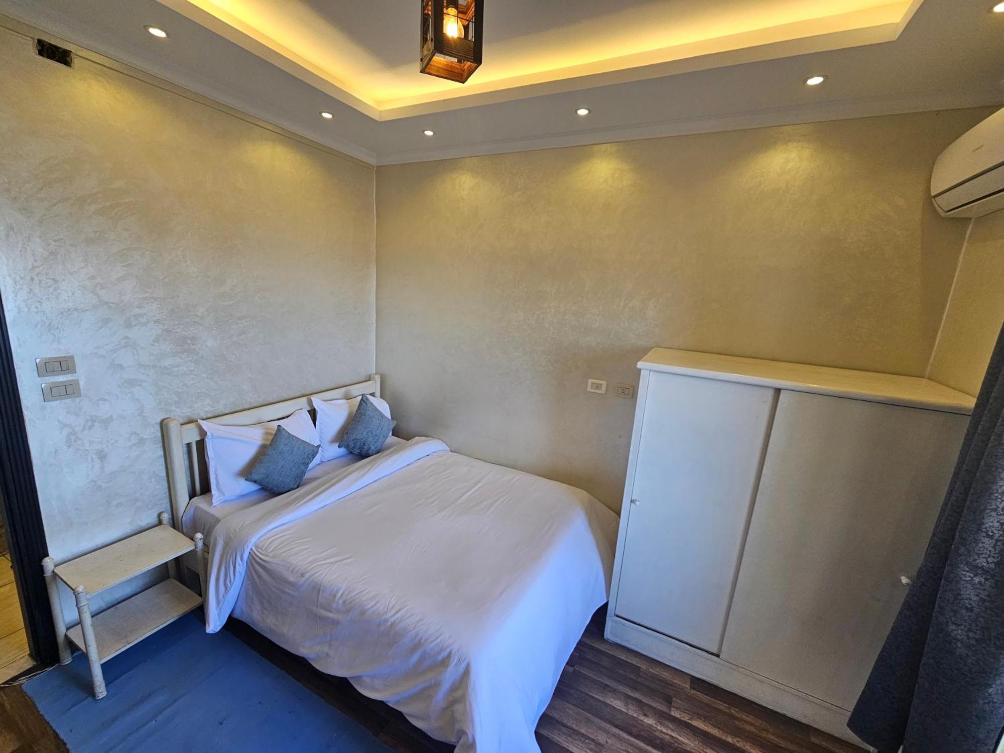 Simple Sea View - Families Only Apartment