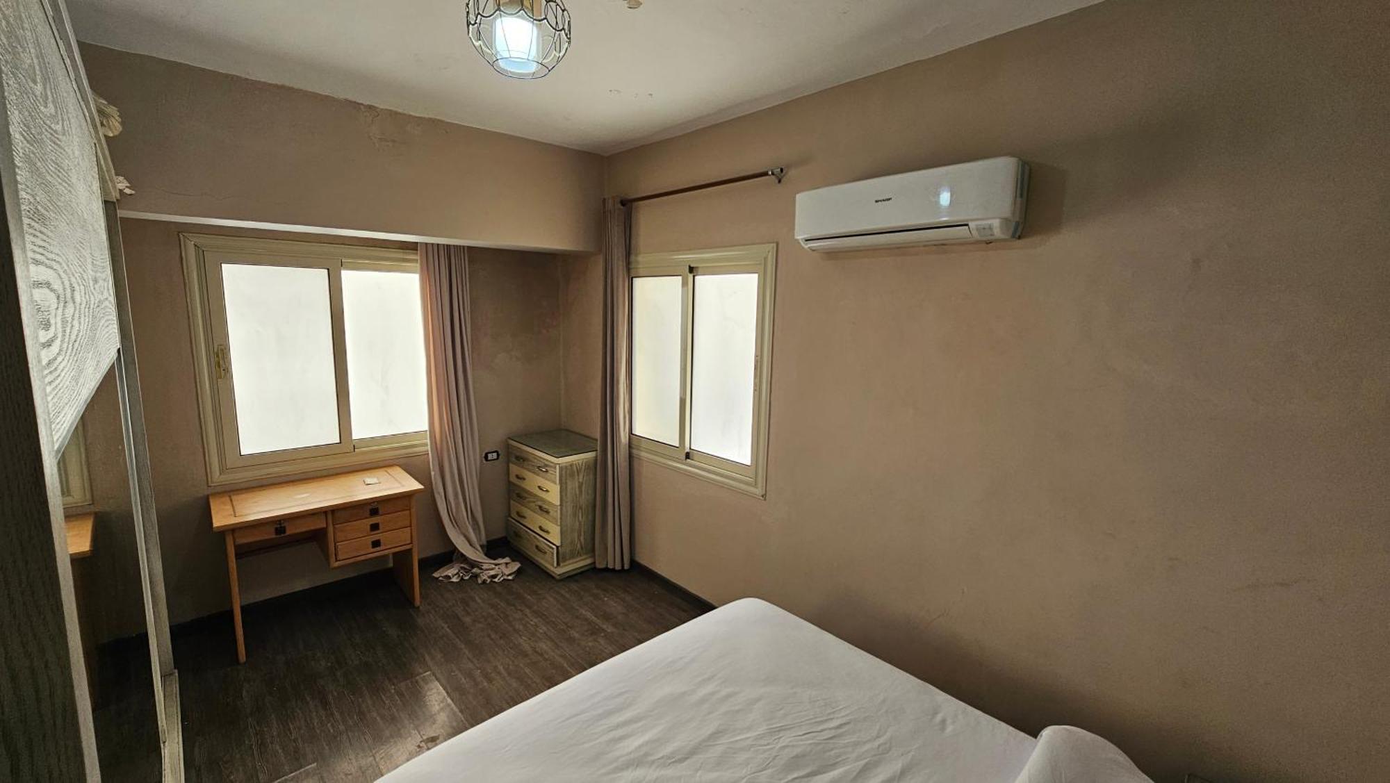 Simple Sea View - Families Only Apartment
