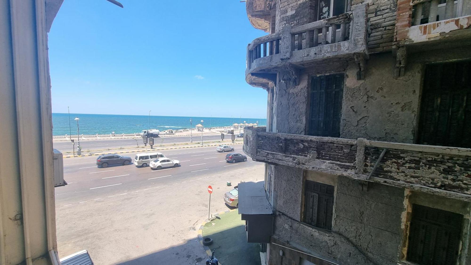 Simple Sea View - Families Only
